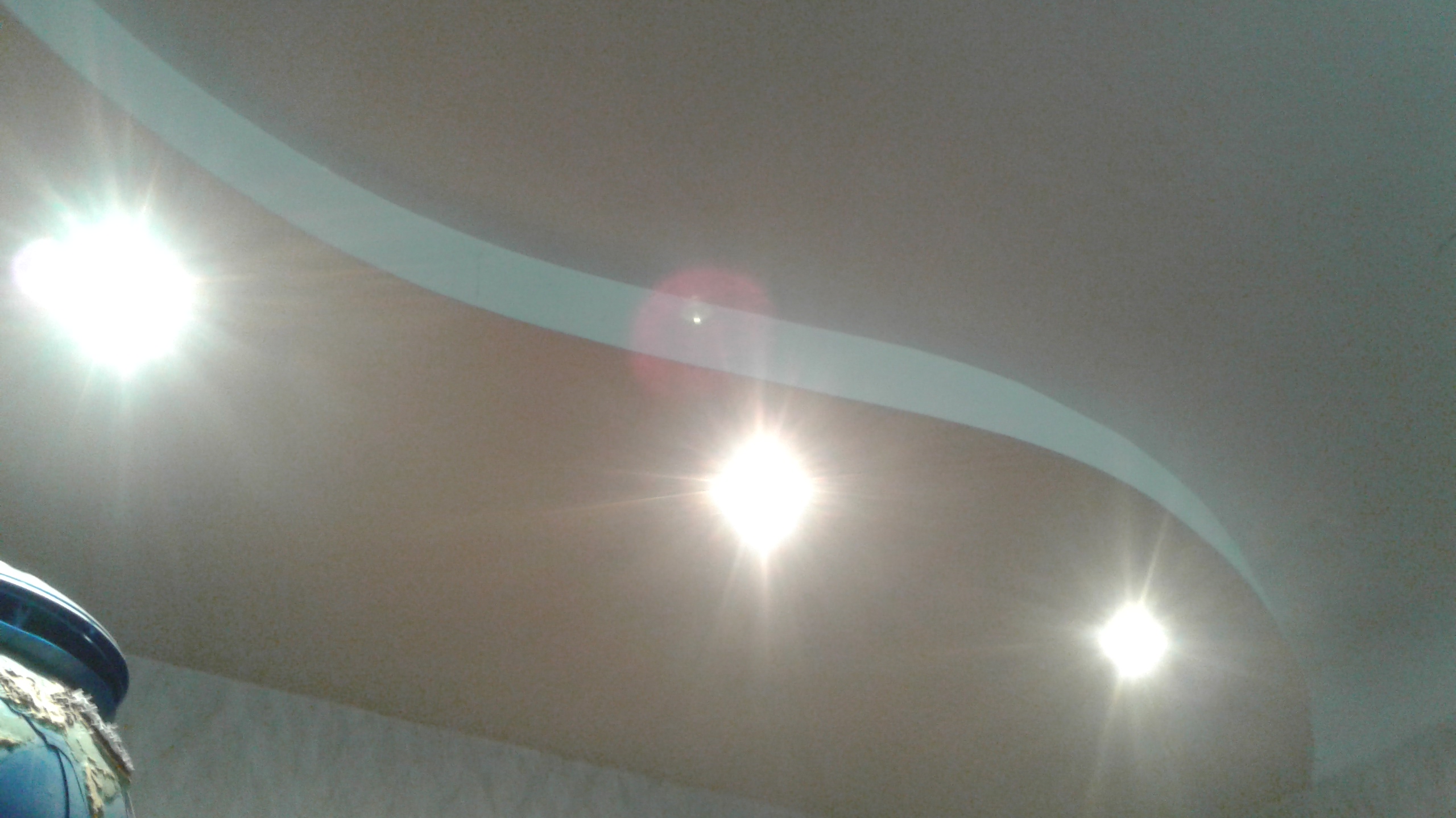 пример установки светильников в натяжной потолок